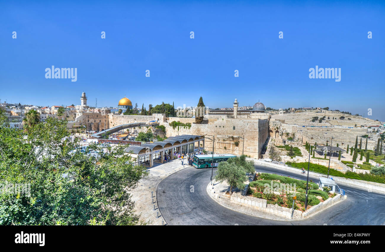 Israel, Jerusalem Old City, Temple mount. Dome of the Rock (Left) and Al-Aqsa Mosque (right) The wailing wall can be seen in bet Stock Photo