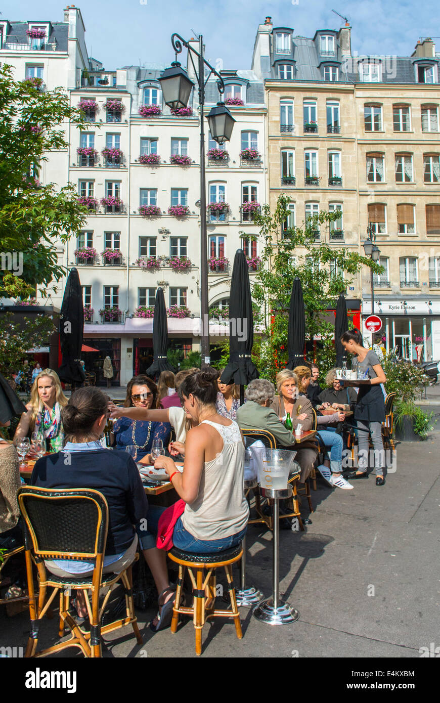 Paris crowd sharing drinks street hi-res stock photography and images ...