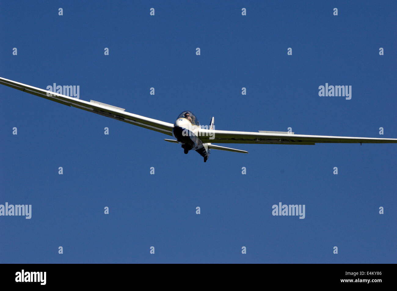 LEEONTHESOLENT, ENGLANDFAST LANDINGA PNGC TWIN SEAT GLIDER , AIR