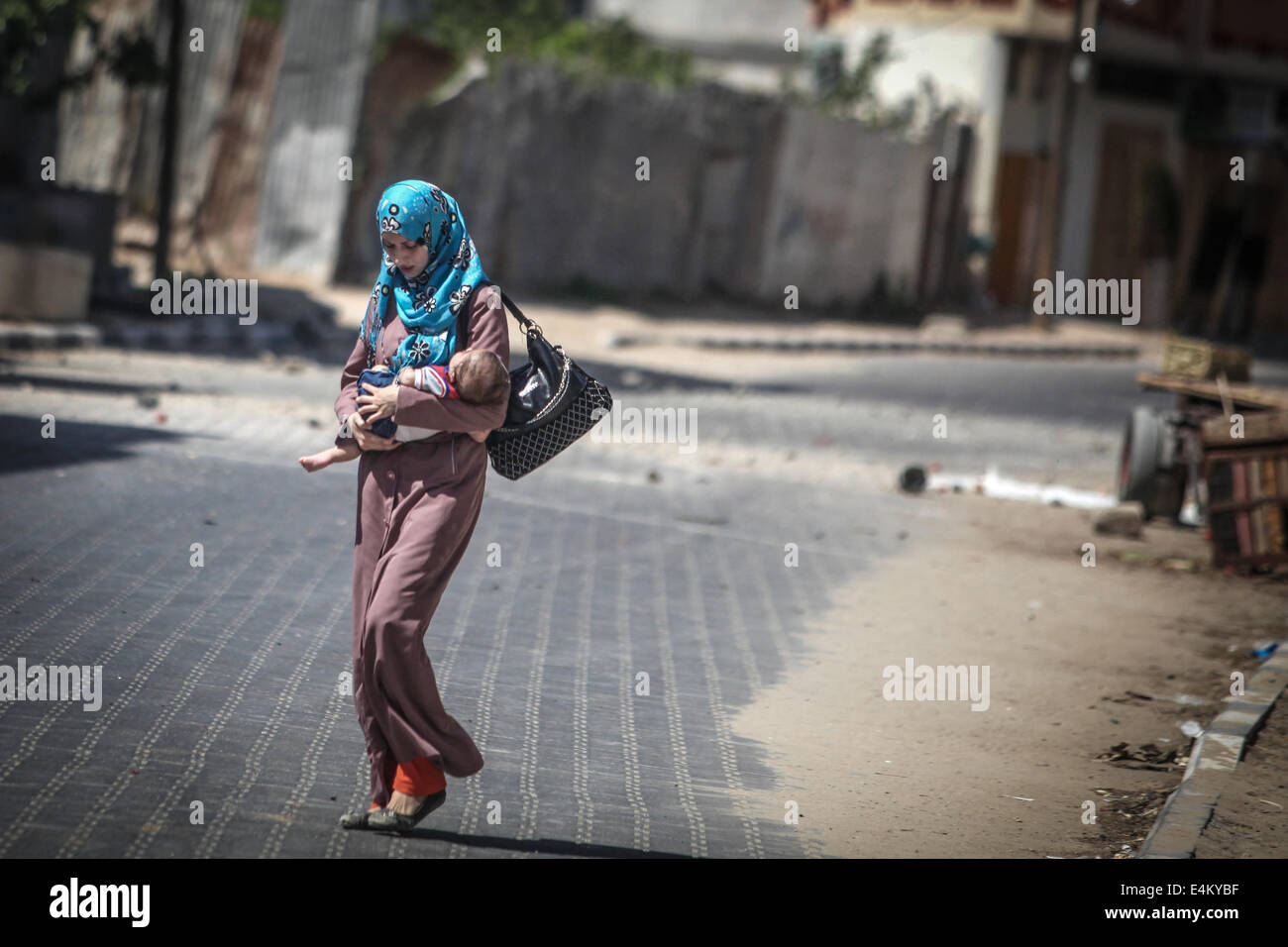 Gaza, Palestinian Territories. 14th July, 2014. Palestinians out of the house by an Israeli air raid on a nearby house. Israeli air strikes on the Gaza Strip, killing more than 160 Palestinians in the Gaza Strip and parts of several injuries Credit:  Majdi Fathi/NurPhoto/ZUMA Wire/Alamy Live News Stock Photo