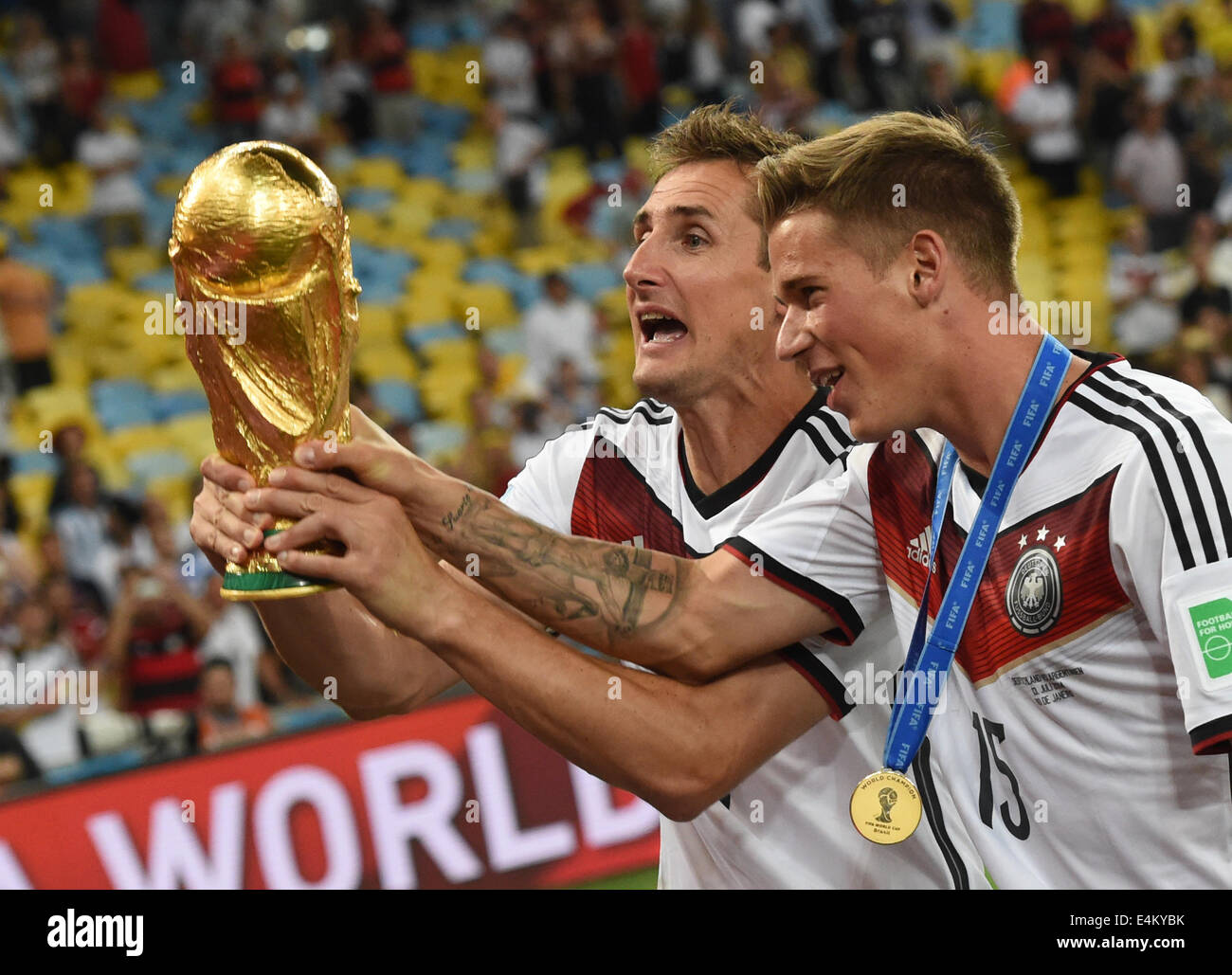 Rio de Janeiro, Brazil. 13th July, 2014. Miroslav Klose (L) and Erik Durm celebrate with the trophy after winning the FIFA World Cup 2014 final soccer match between Germany and Argentina at the Estadio do Maracana in Rio de Janeiro, Brazil, 13 July 2014. Photo: Andreas Gebert/dpa/Alamy Live News Stock Photo