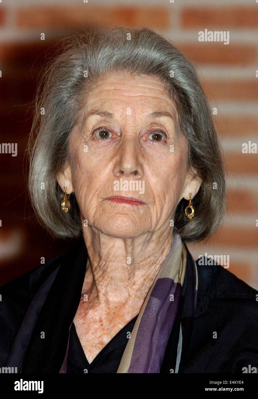 Munich, Germany. 5th Nov, 2003. (dpa) - South African author Nadine Gordimer, winner of the Nobel Prize in Literature, attends a press conference on the occasion of the award ceremony of the Corine Book Prize 2003 in Munich, Germany, 5 November 2003. Gordimer received the award for her lifework from the Bavarian Premier. Altogether ten laureates were awarded with the Prize this year, which is endowed by the association of Bavarian publishers and bookshops. © dpa/Alamy Live News Stock Photo