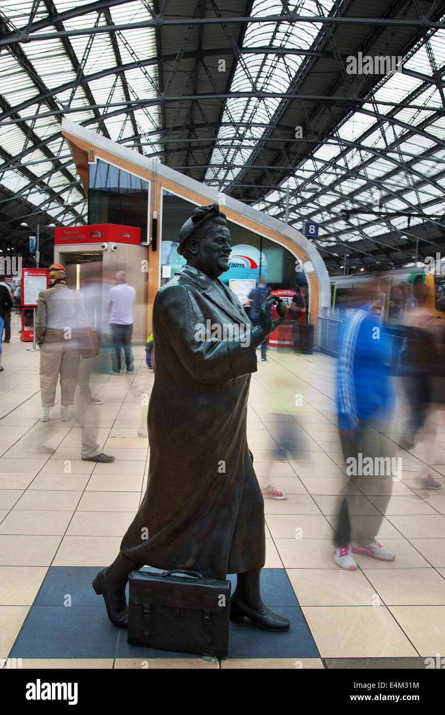 Inside lime street railway station hi-res stock photography and images -  Alamy