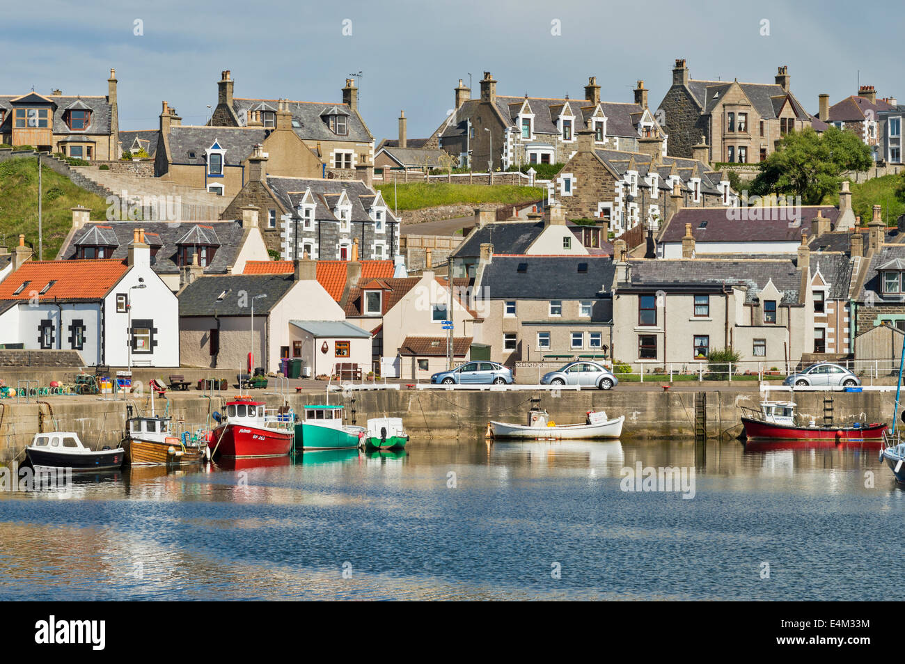 FINDOCHTY HARBOUR AND BOATS MOORED ALONG THE HARBOUR WALL Stock Photo