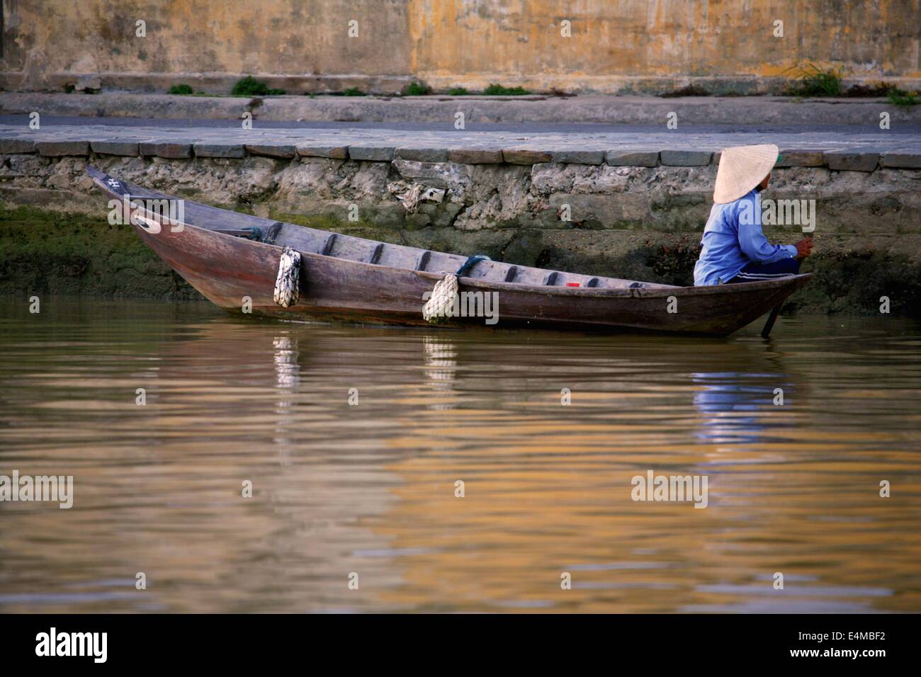 Woman rowing a boat in Vietnam Stock Photo