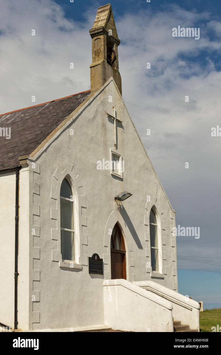 WHITE CHURCH OVERLOOKING FINDOCHTY HARBOUR MORAY COAST SCOTLAND Stock Photo
