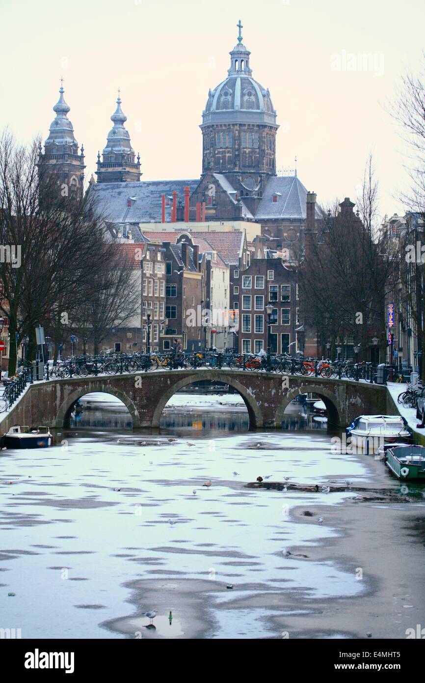 Frosty, frozen morning along the canals in Amsterdam during winter Stock Photo