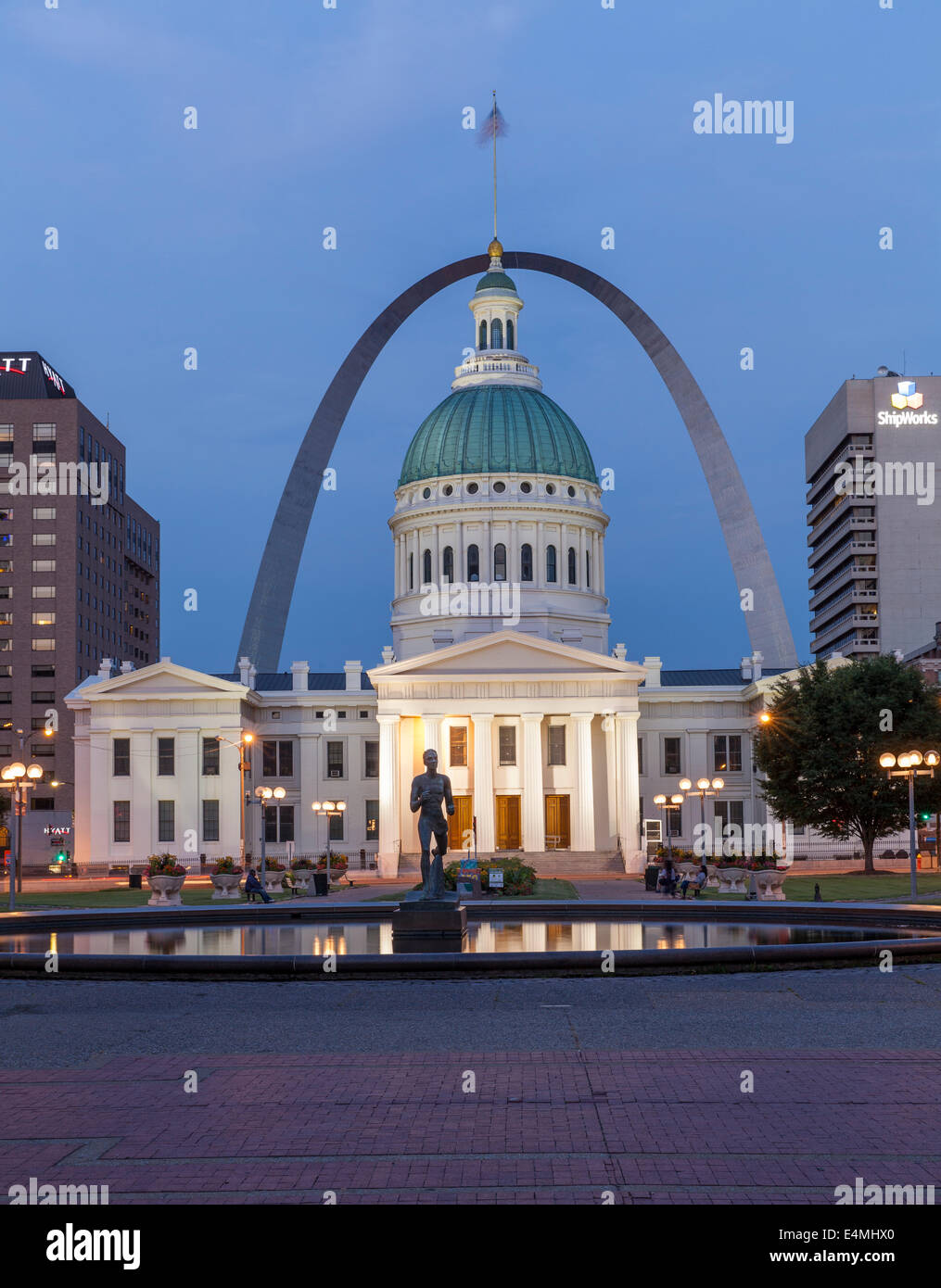 Night view of the Gateway to the West Arch monument in St Louis Missouri behind the green domed court room building Stock Photo