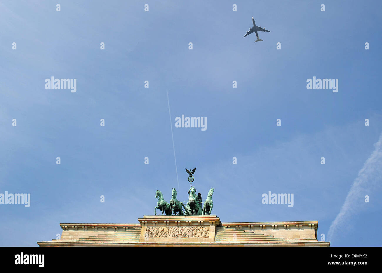 Berlin, Germany. 15th July, 2014. The airliner carrying the German national soccer team passes over Brandenburg Gate in Berlin, Germany, 15 July 2014. The German team on 13 July 2014 had won the Brazil 2014 FIFA Soccer World Cup final against Argentina by 1-0 to win the title for the fourth time after 1954, 1974 and 1990. Photo: Daniel Naupold/dpa/Alamy Live News Stock Photo
