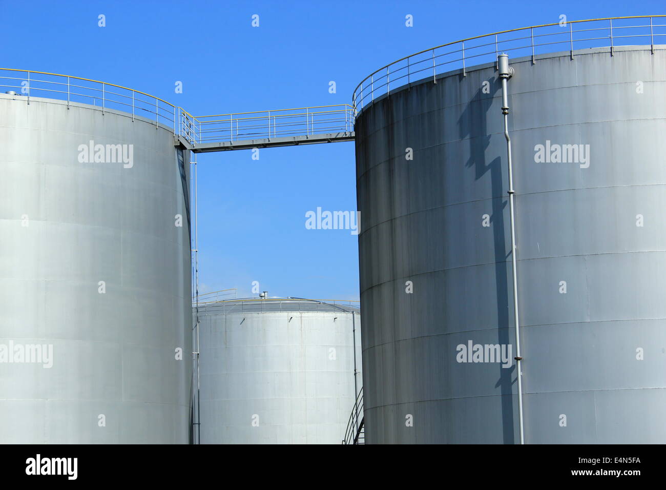 Oil tanks horizontal hires stock photography and images Alamy