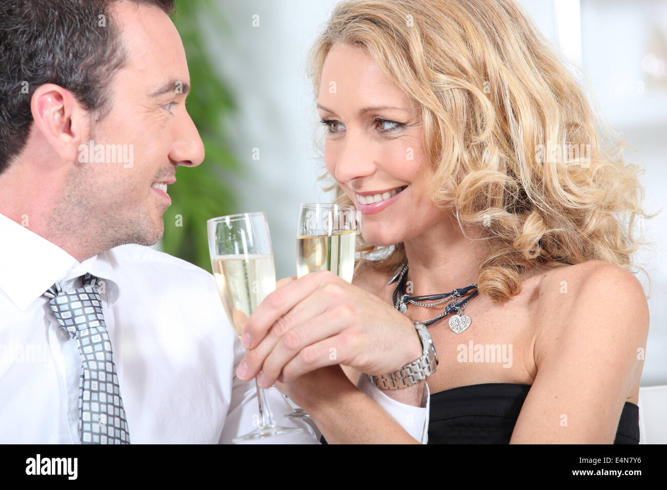 интерес женщина. мужчина и две женщины. собеседование. общение людей. признание людей.