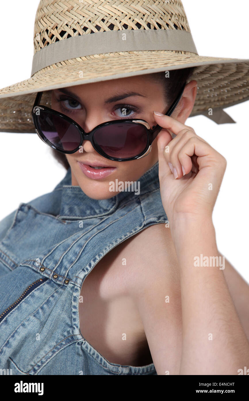 Woman wearing straw hat and sunglasses Stock Photo - Alamy