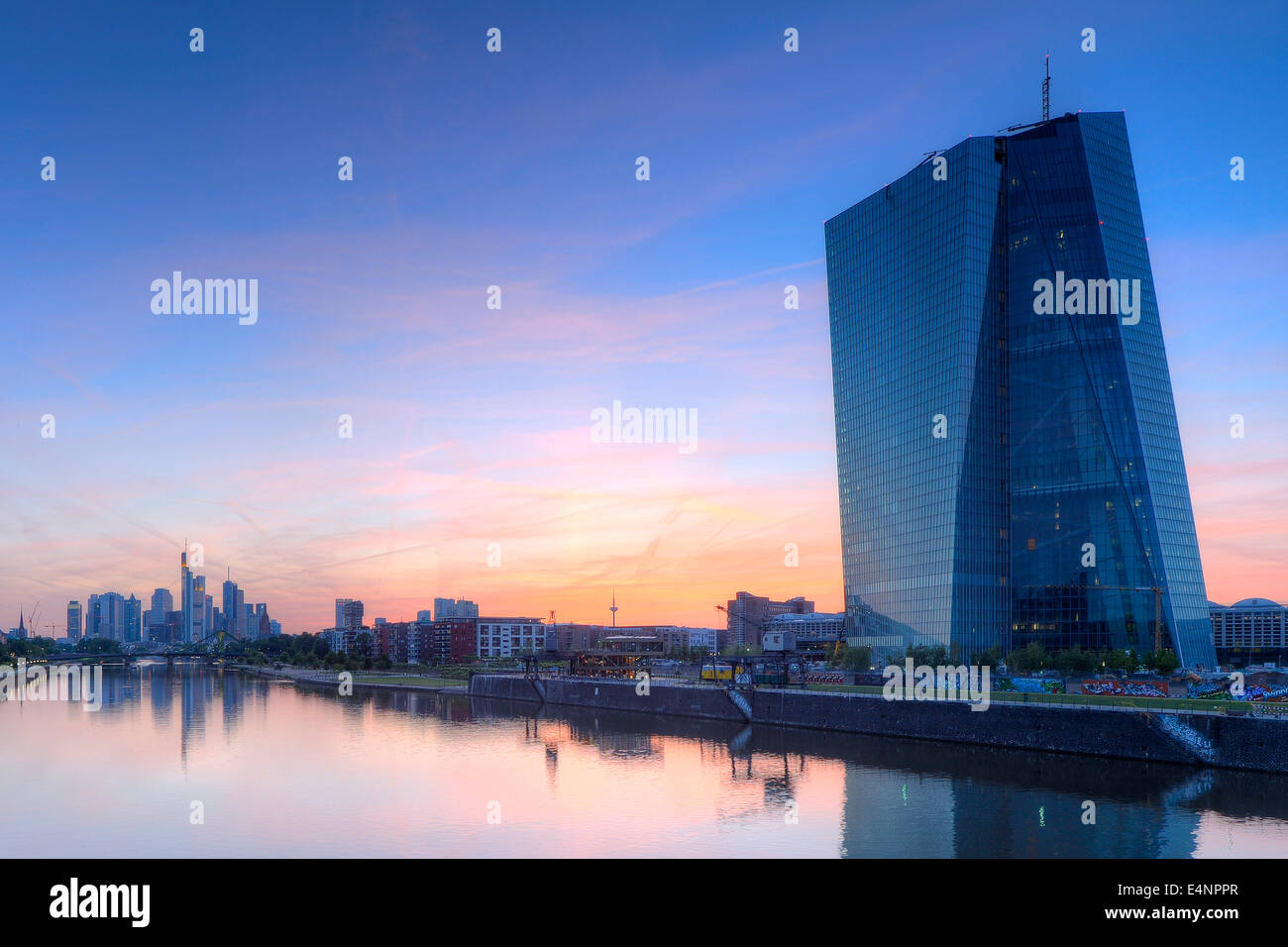 Neues Gebäude der Europäischen Zentralbank, EZB, Ostend, Frankfurt am Main, Hessen, Deutschland, Skyline bei Dämmerung, Flößerbr Stock Photo