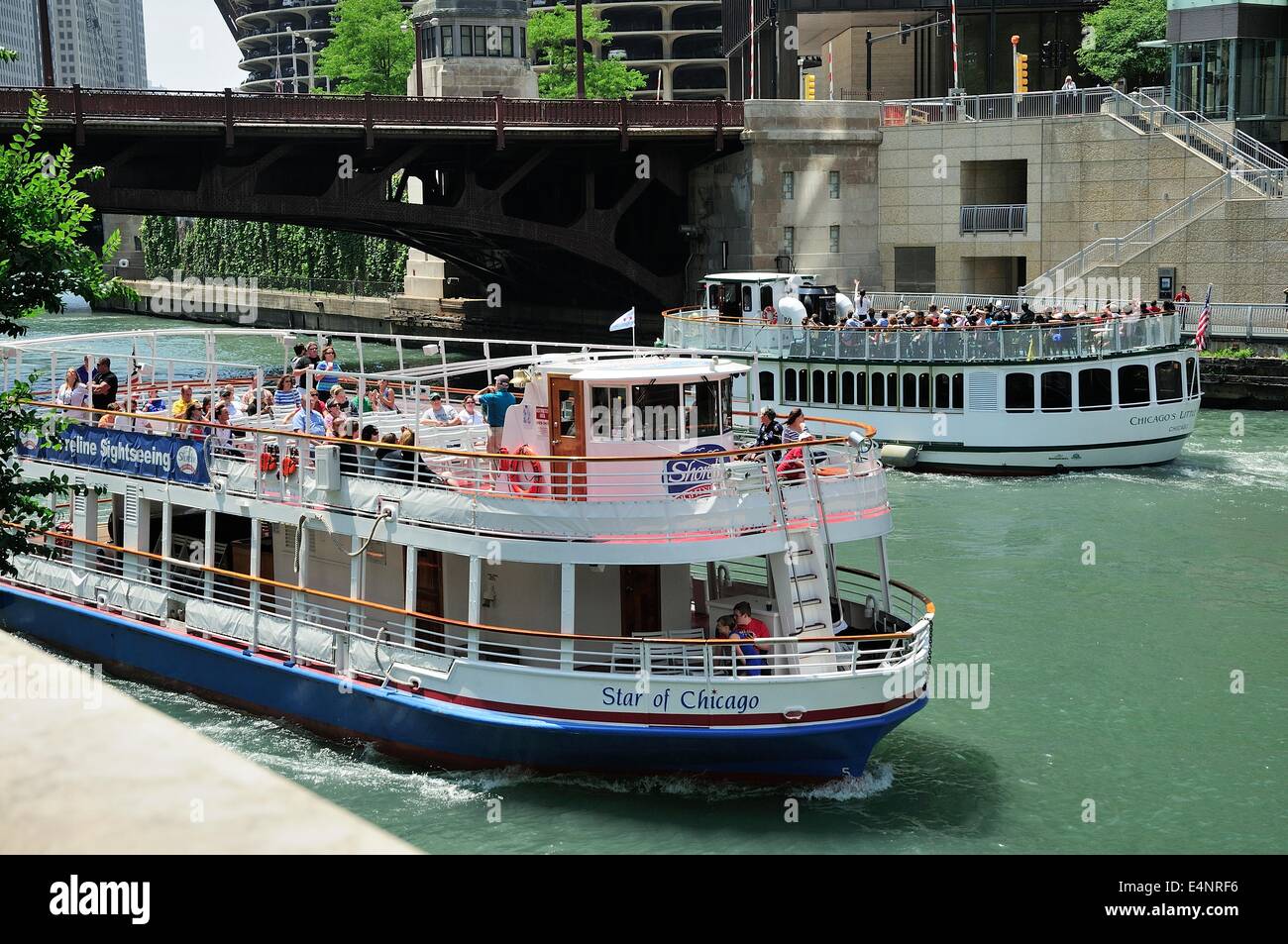 Architectural Tour Boat cruising the Chicago River Stock Photo Alamy
