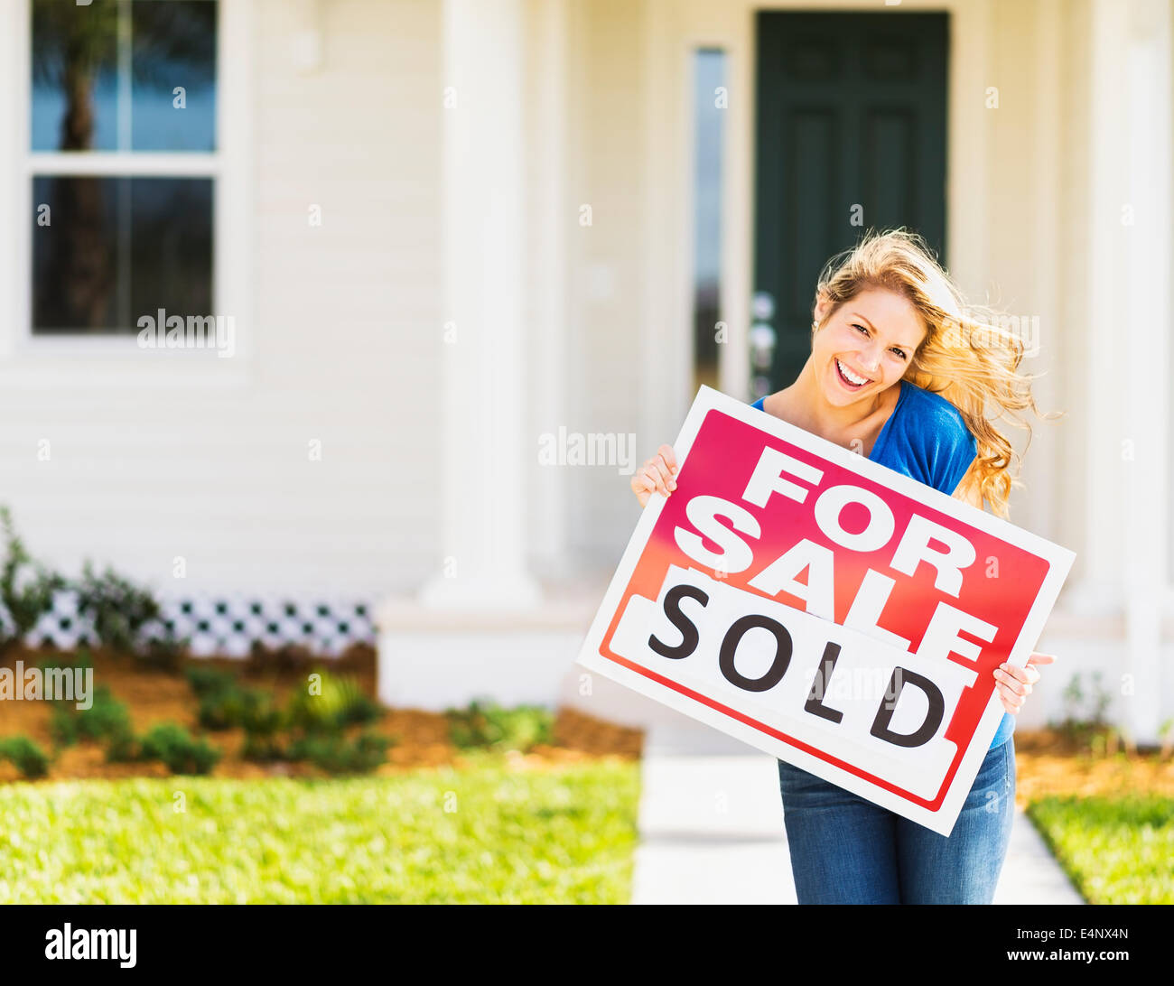 USA, Florida, Jupiter, Woman holding for sale sign Stock Photo - Alamy