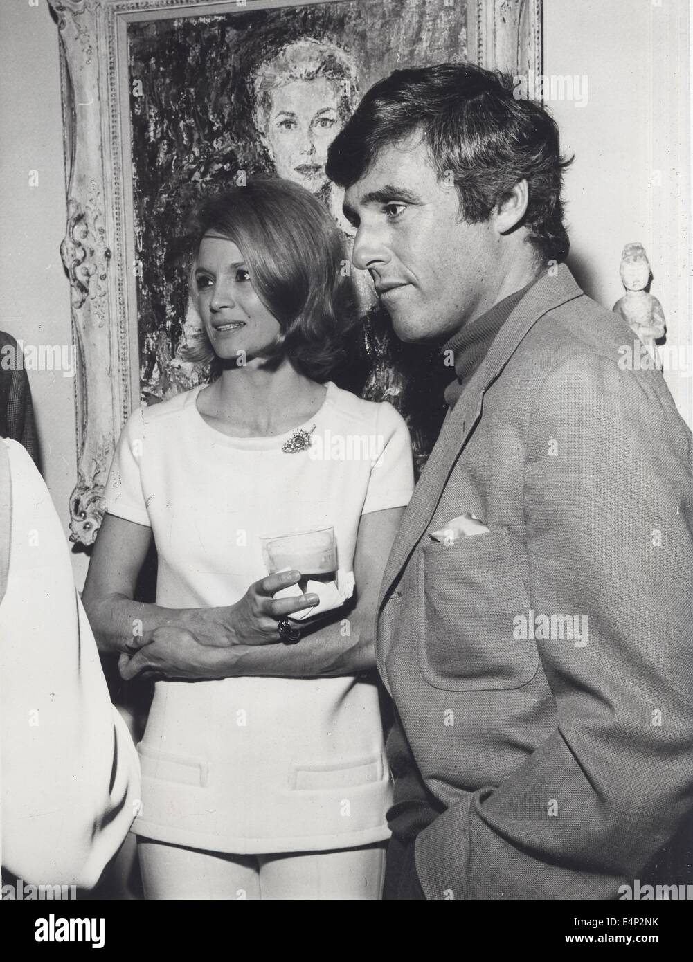 ANGIE DICKINSON with husband Burt Bacharach at the dinner party honoring authoress Jacqueline Susann at the home of Henry Berger and Anita Louise 1969.Supplied by   Photos, inc.(Credit Image: © Supplied By Globe Photos, Inc/Globe Photos/ZUMA Wire) Stock Photo