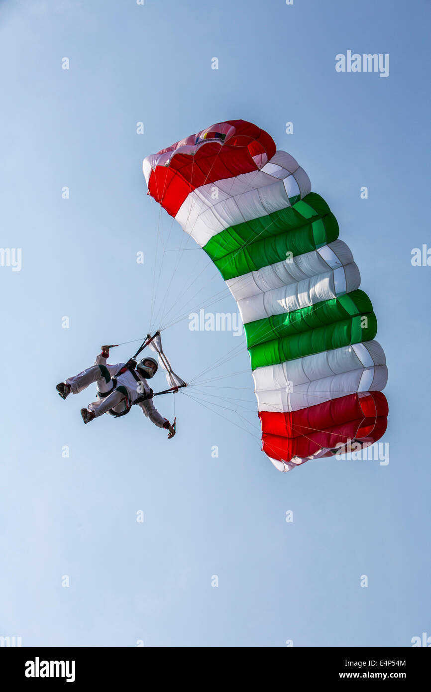 Parachute landing fall hires stock photography and images Alamy