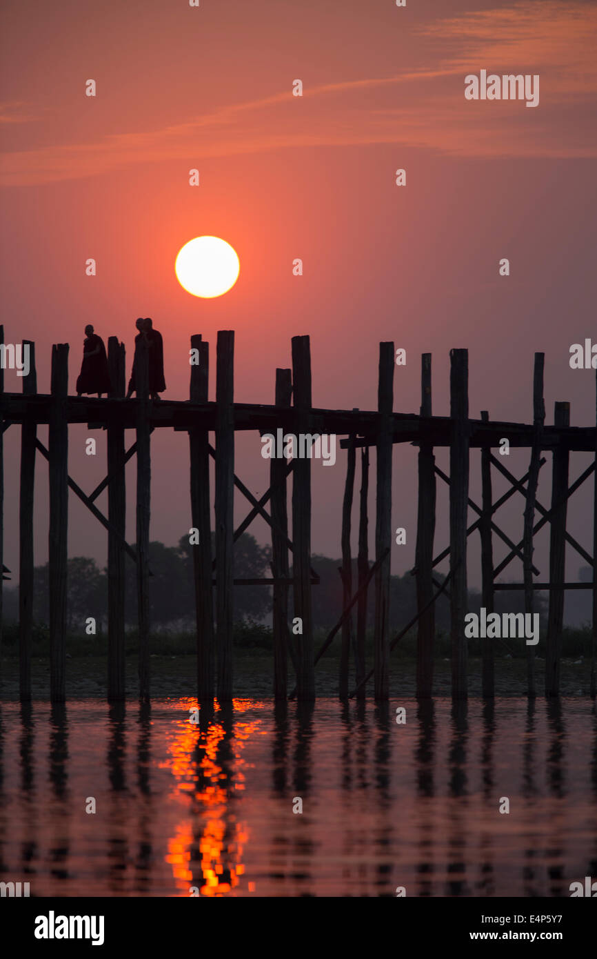 Monks bridge burma sunset hi-res stock photography and images - Alamy