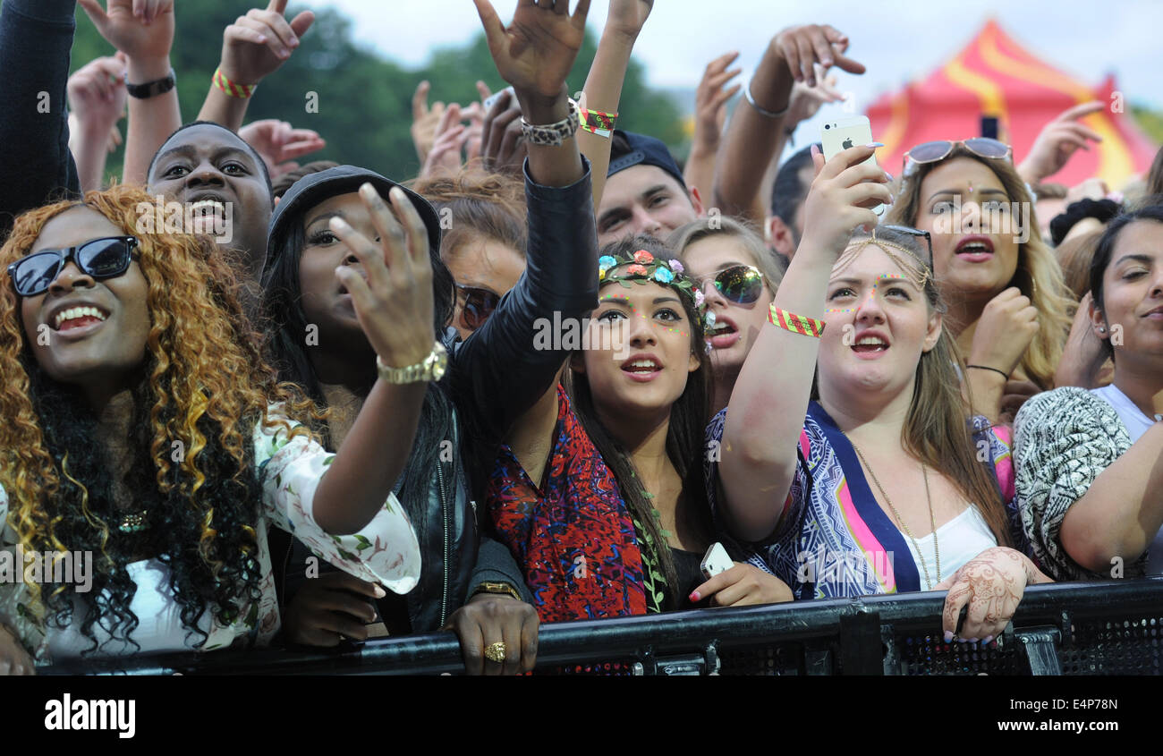 YOUNG PEOPLE ENJOYING WATCHING BANDS AT A OUTDOOR MUSIC FESTIVAL RE