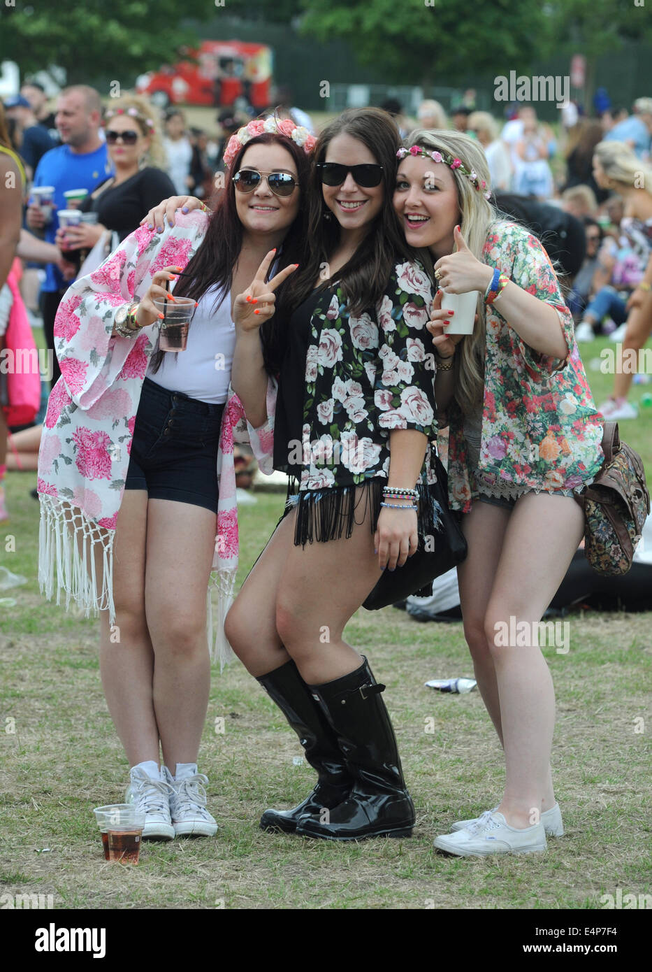 YOUNG PEOPLE ENJOYING THEMSELVES AT A OUTDOOR MUSIC FESTIVAL RE SUMMER FESTIVALS ROCK SINGERS TEENAGERS SOCIAL EVENTS UK Stock Photo
