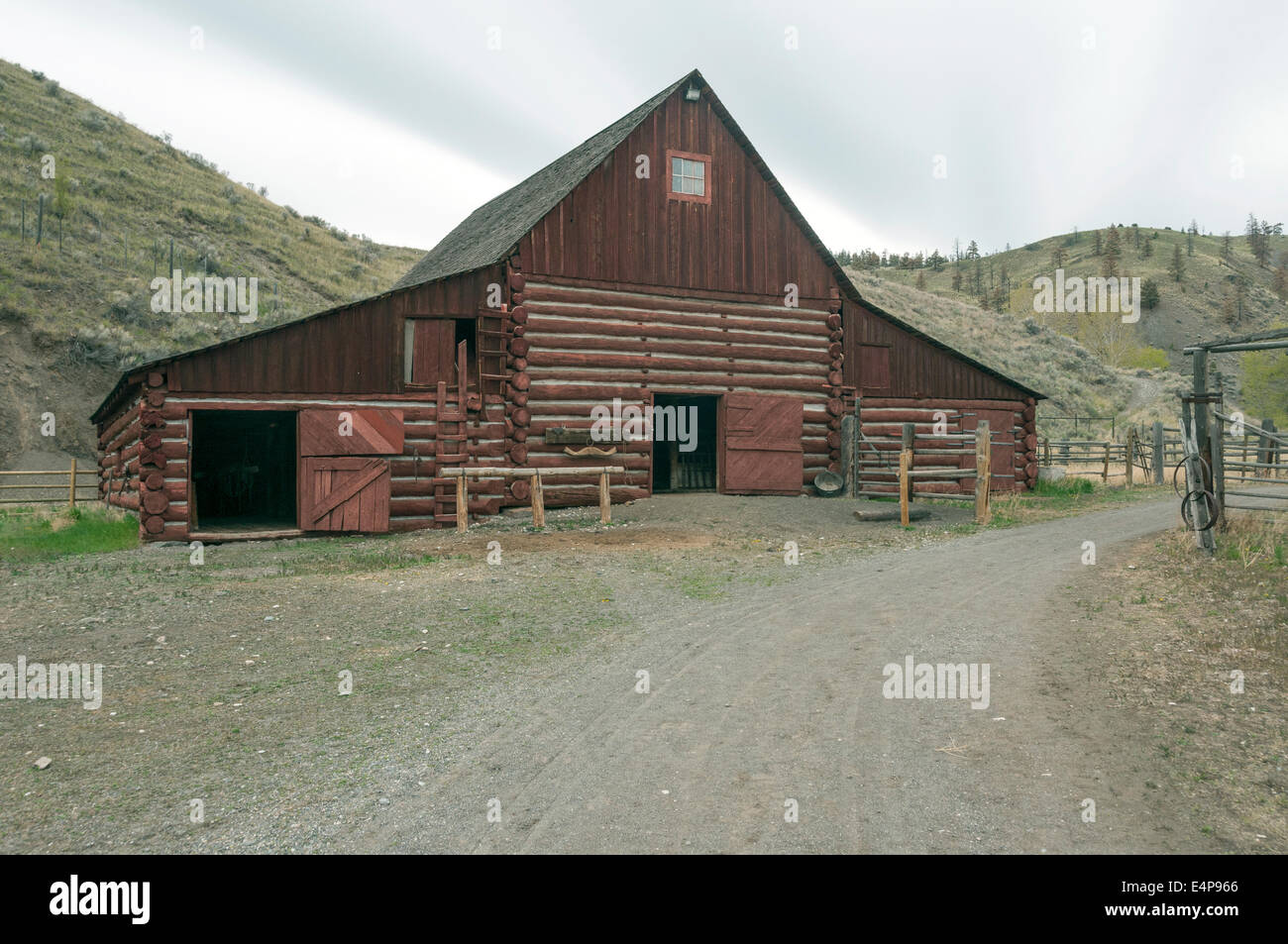 Elk203-3078 Canada, British Columbia, Historic Hat Creek Ranch, barn Stock Photo