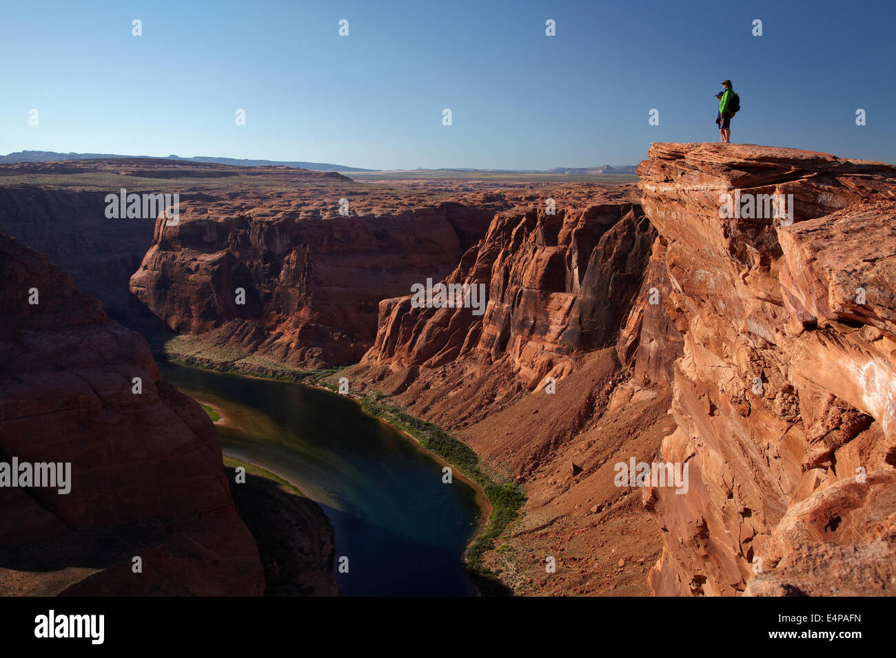 Tourists looking at 1000 ft drop down to Colorado River at Horseshoe ...