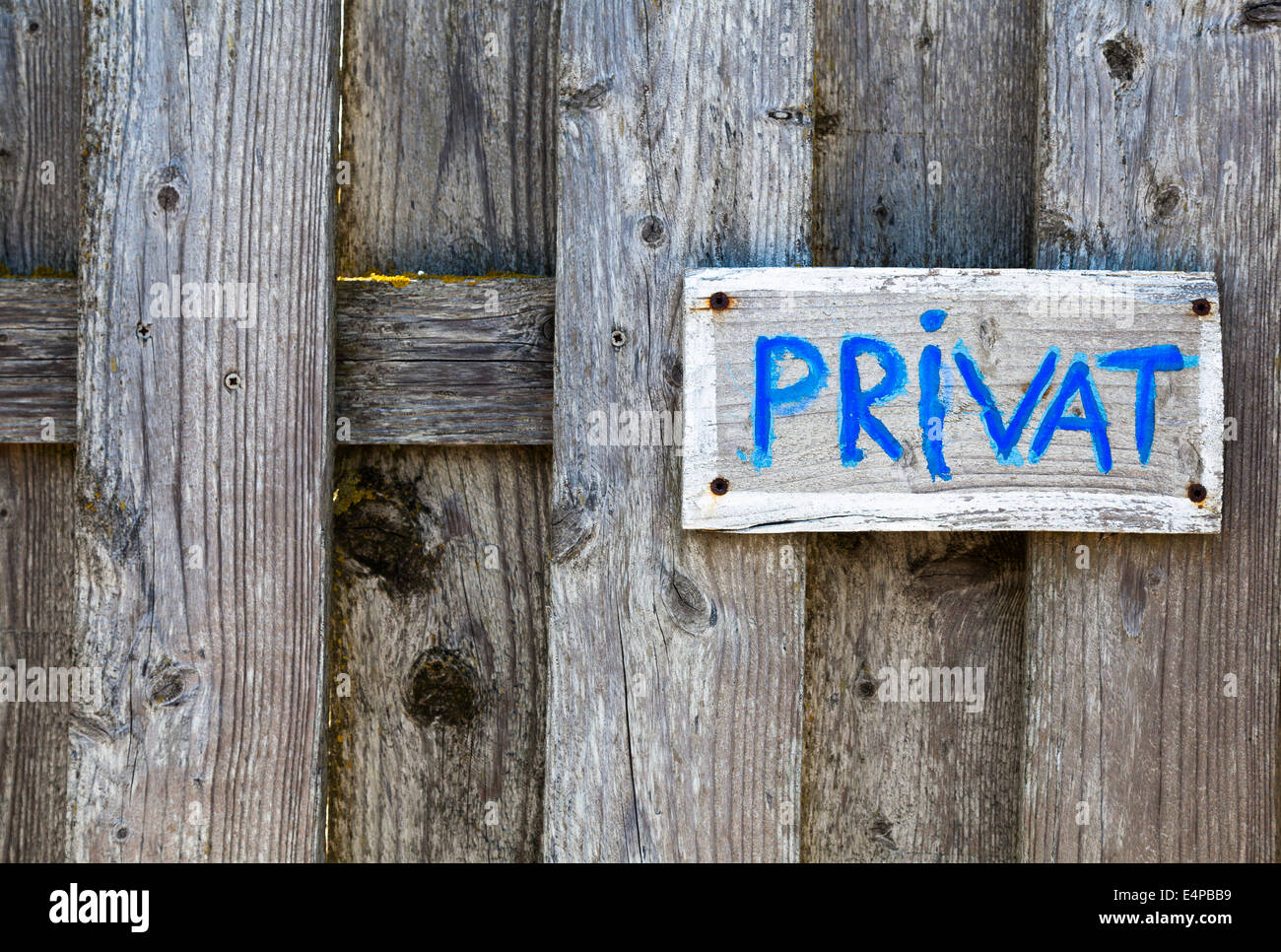 Schild Privat an einem Holzzaun Stock Photo