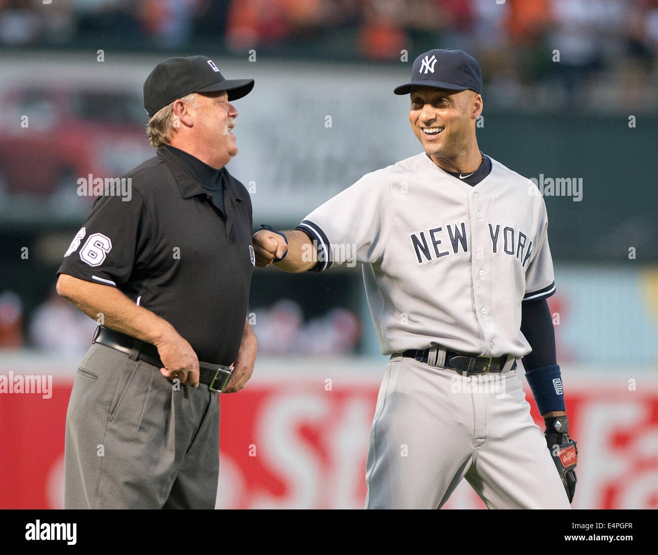 New York Yankees shortstop Derek Jeter (2) shares a light moment with ...