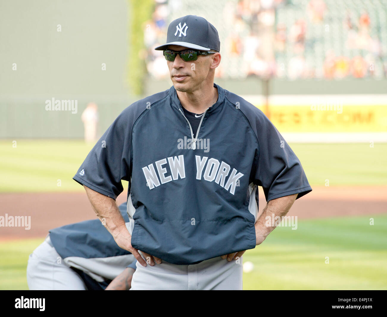 New York Yankees manager Joe Girardi (28) watches as his team does