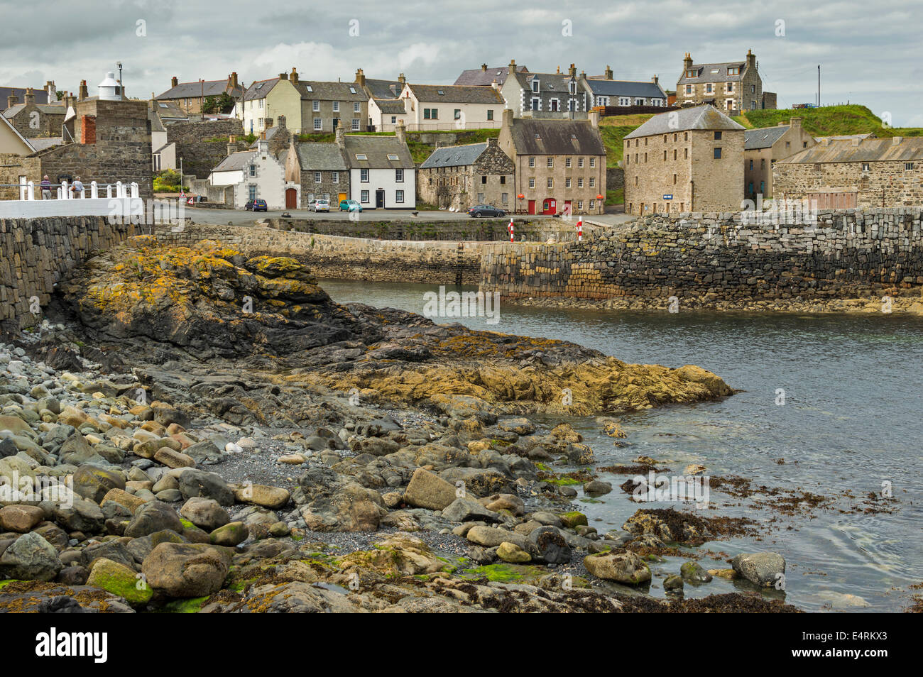 PORTSOY HARBOUR AND HOUSES AT LOW TIDE ABERDEENSHIRE COAST SCOTLAND Stock Photo