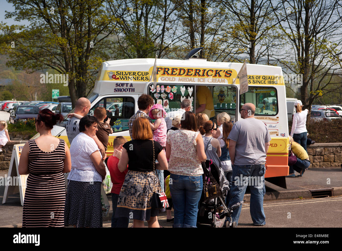 UK, Derbyshire, Peak District, Bakewell, people queueing at Ice Cream van in hot weather Stock Photo