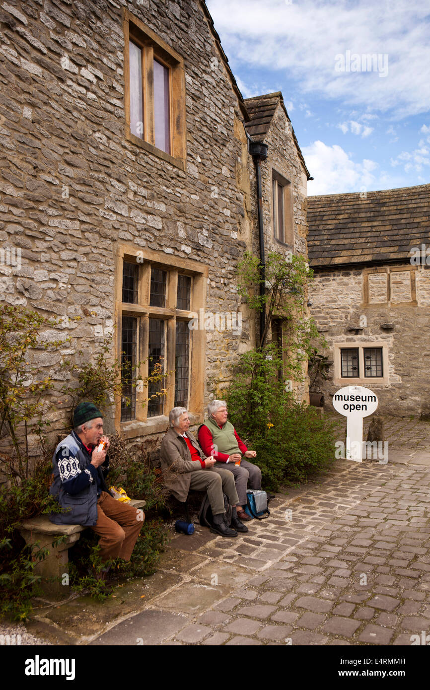 UK, Derbyshire, Peak District, Bakewell, visitors eating sandwiches
