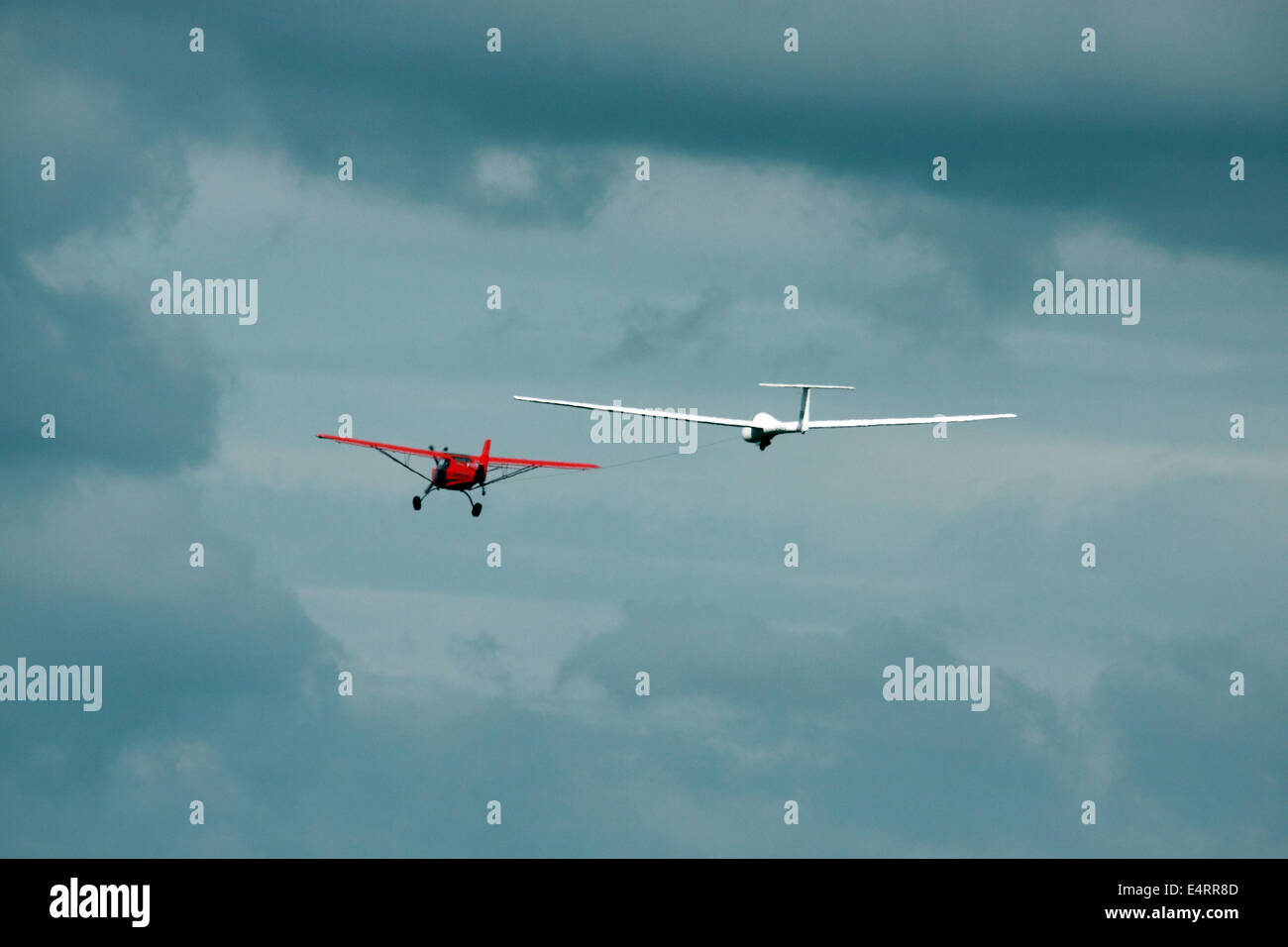 Glider towing aircraft hires stock photography and images Alamy