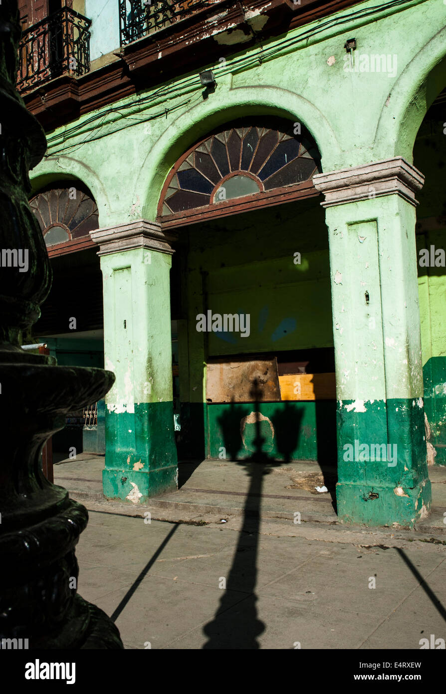 Shadow of street lamp on the ground in Havana, Cuba Stock Photo - Alamy