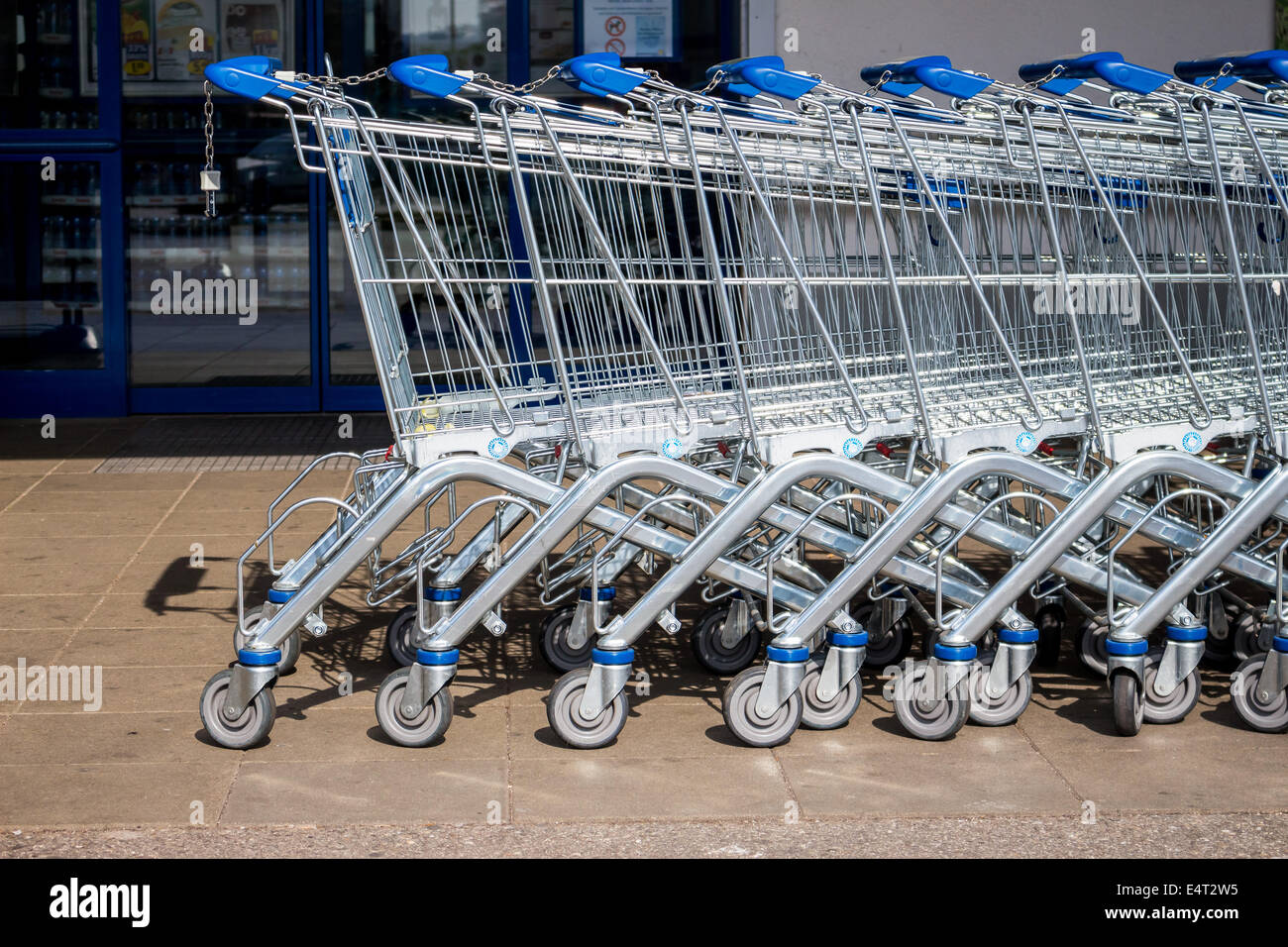 Before a supermarket stand shopping carts, Vor einem Supermarkt stehen Einkaufswagen Stock Photo