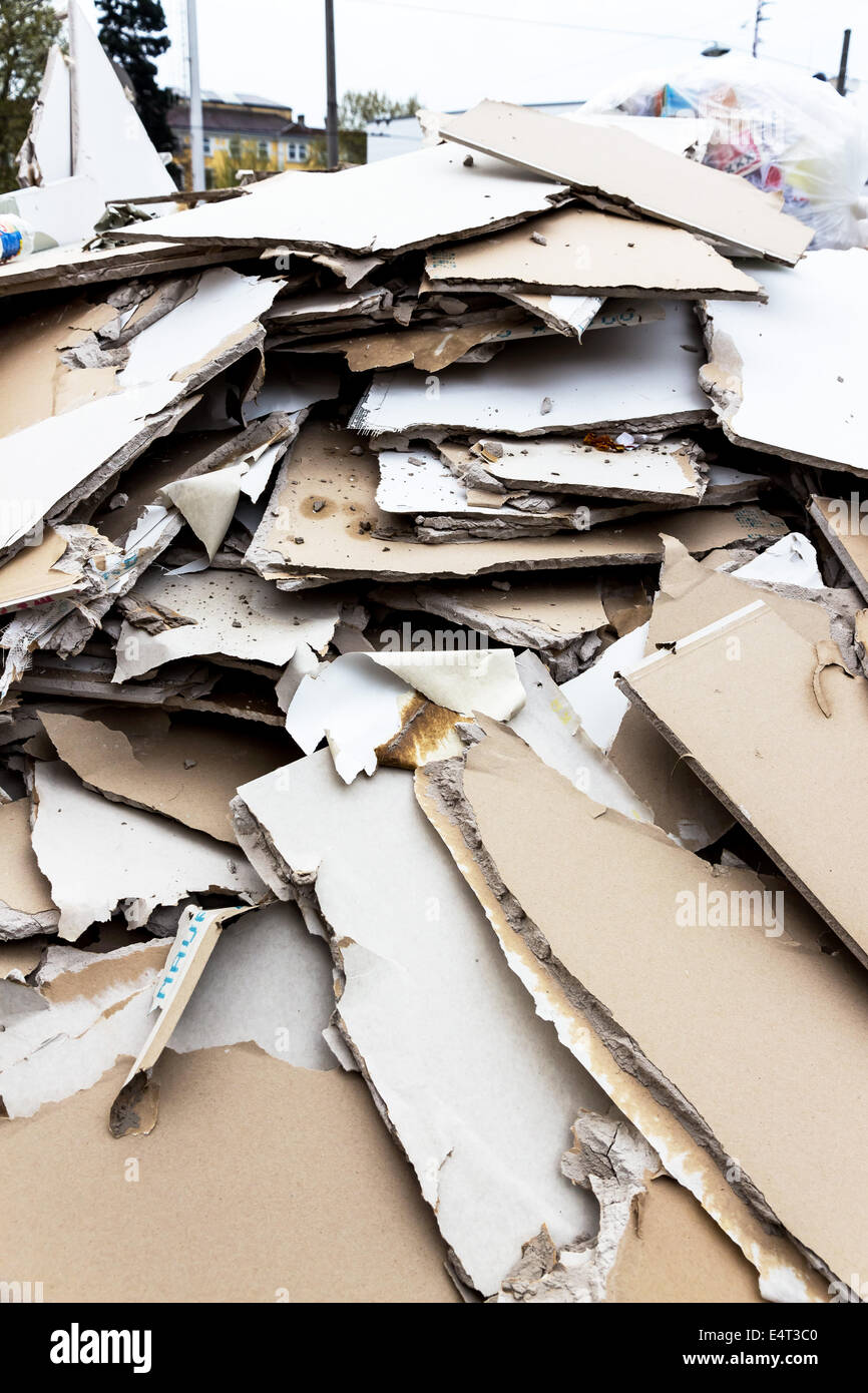 In a waste container records from gypsum cardboard camp down to her disposal, In einem Abfallcontainer lagern Platten aus Gipska Stock Photo