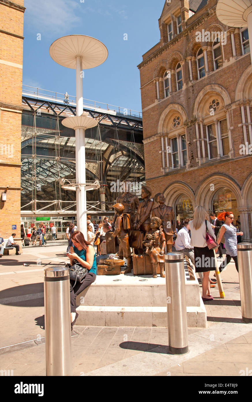 Kindertransport statue hires stock photography and images Alamy