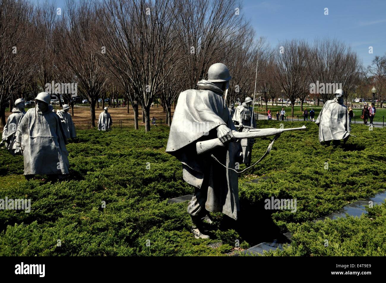 Washington, DC: Dramatic statues of U.S. Soldiers stand in the shrub ...