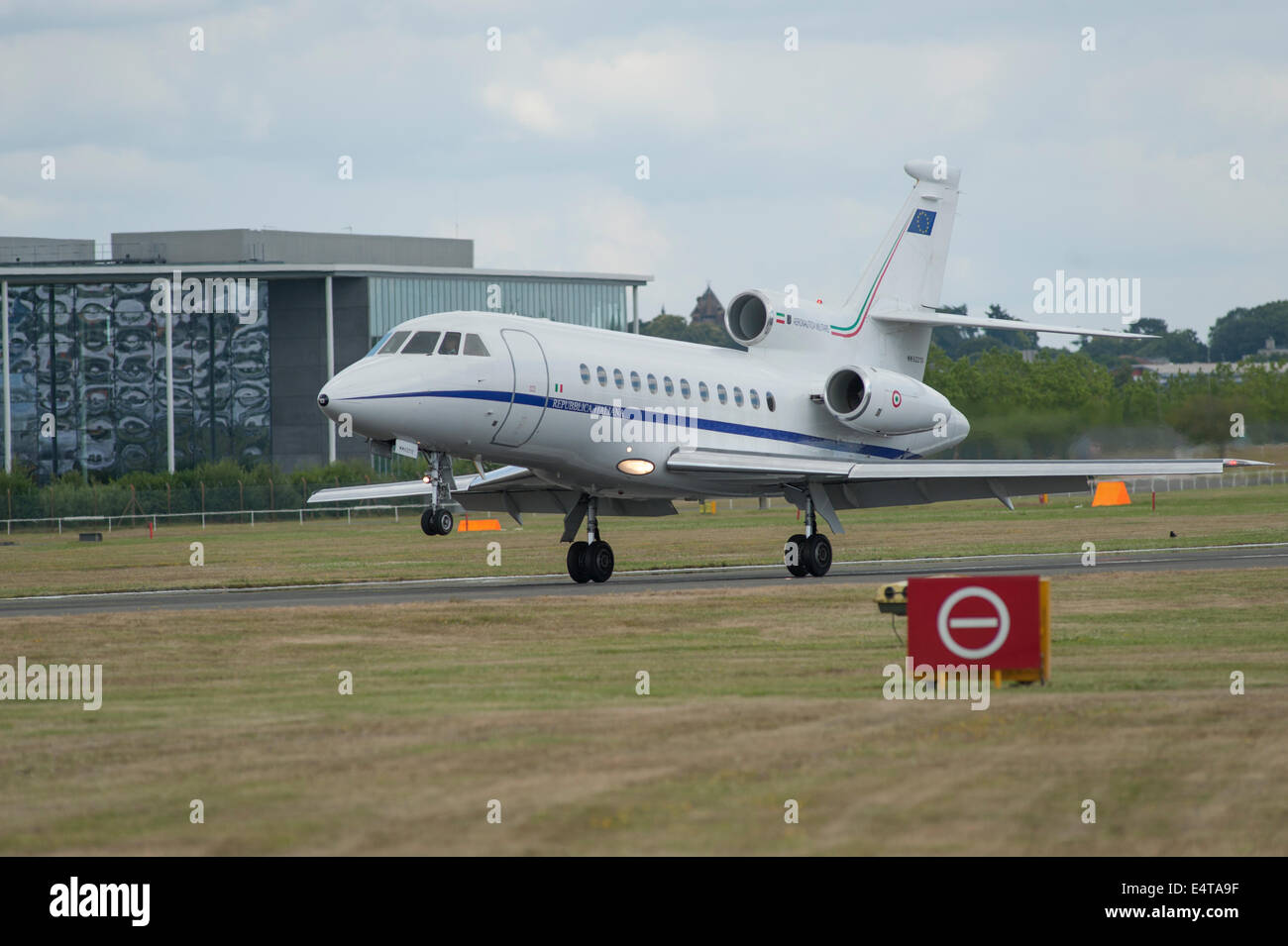 Italian Air Force Dassault Falcon 900ex Jet Farnborough Airport Stock Photo Alamy