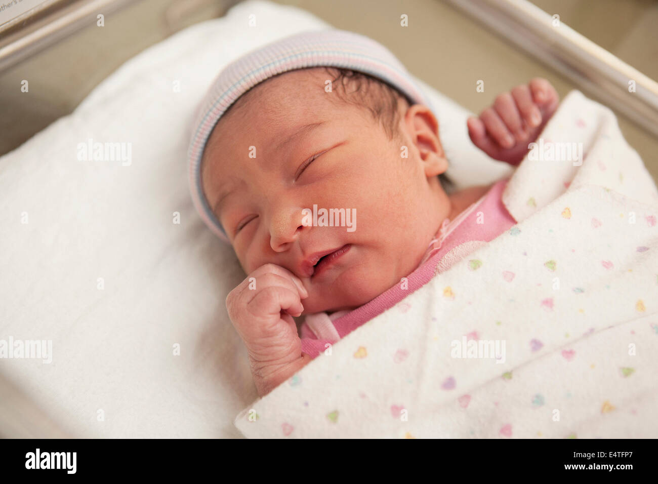Beau bébé nouveau-né garçon, fixant en crèche de l'hôpital prénatale Photo  Stock - Alamy