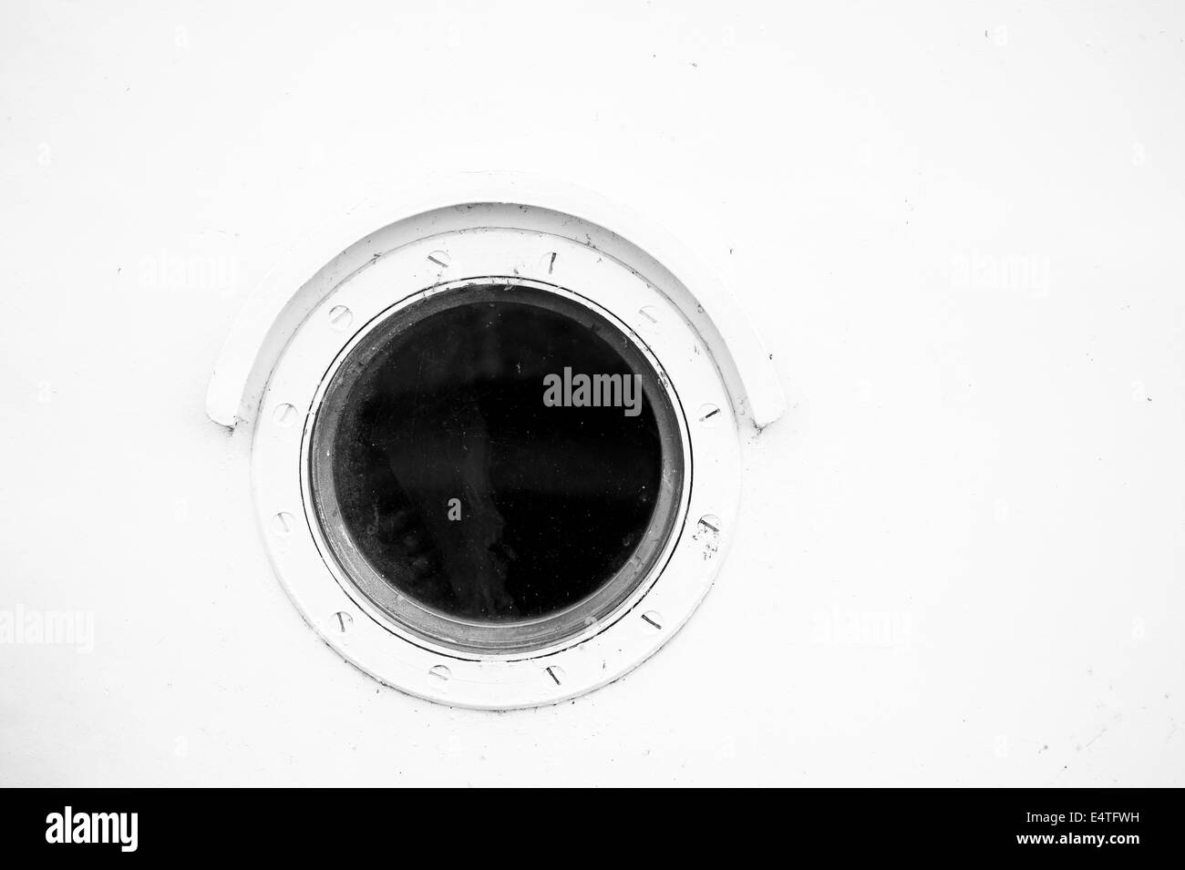Ship porthole hires stock photography and images Alamy