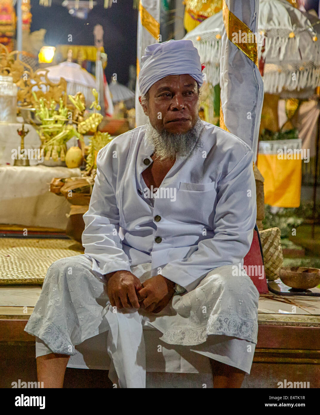 Bali, Indonesia.  Hindu Priest, Pura Dalem Temple, Dlod Blungbang Village. Stock Photo