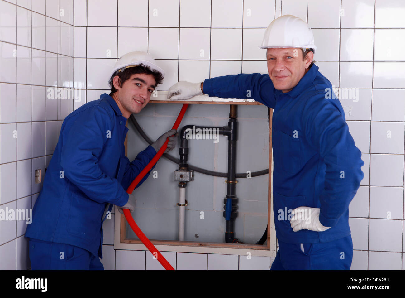 услуги сантехника. сантехники 2 человека. два сантехника было. два сантехника. сантехники хозяйку.