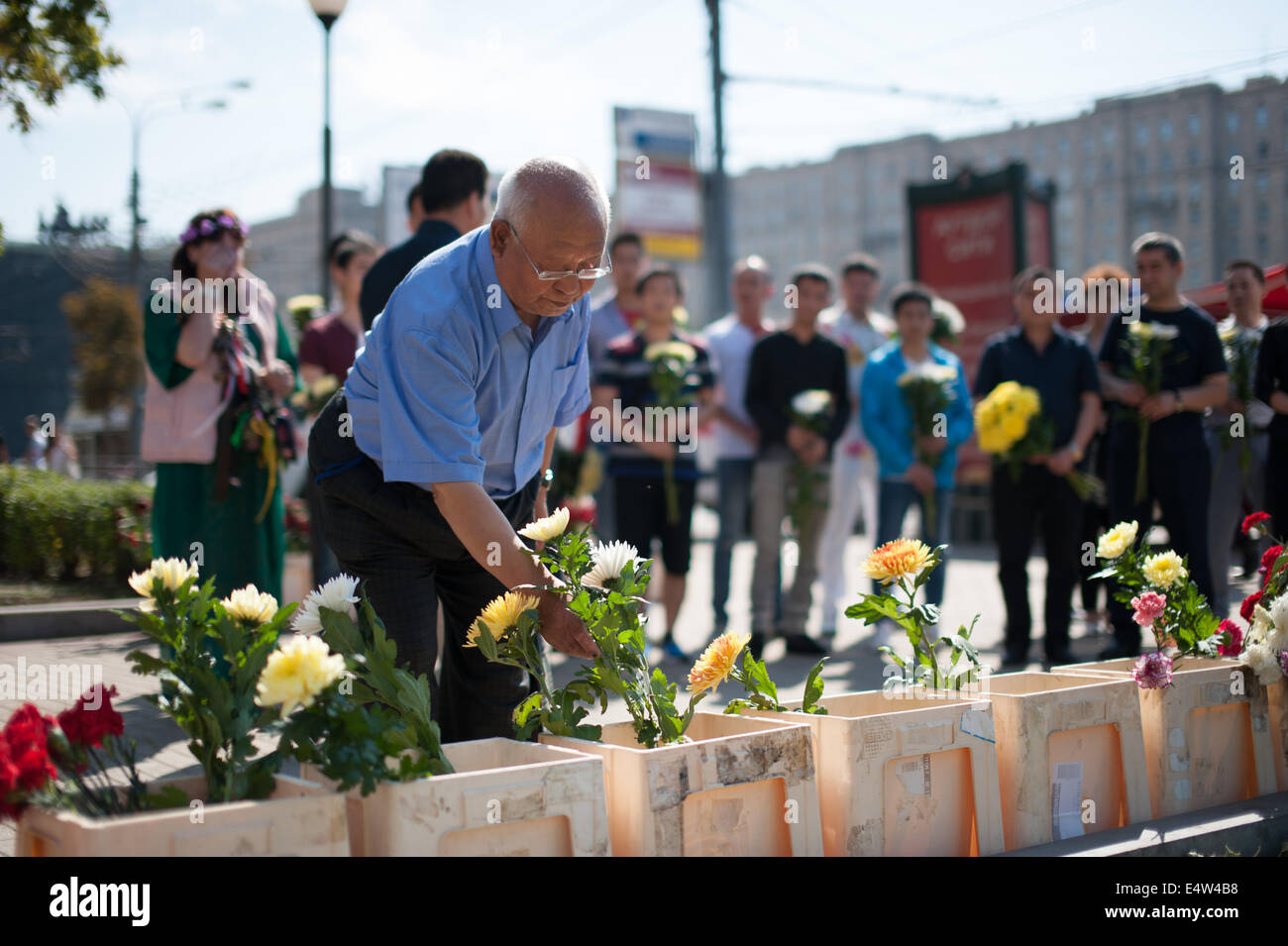 Moscow, Russia. 17th July, 2014. An old man lays flowers for the victims of Moscow's subway derailment to convey his condolences in Moscow, Russia, July 17, 2014. At least 22 people died and hundreds more were injured in a subway train derailment in Moscow on Tuesday. Credit:  Dai Tianfang/Xinhua/Alamy Live News Stock Photo