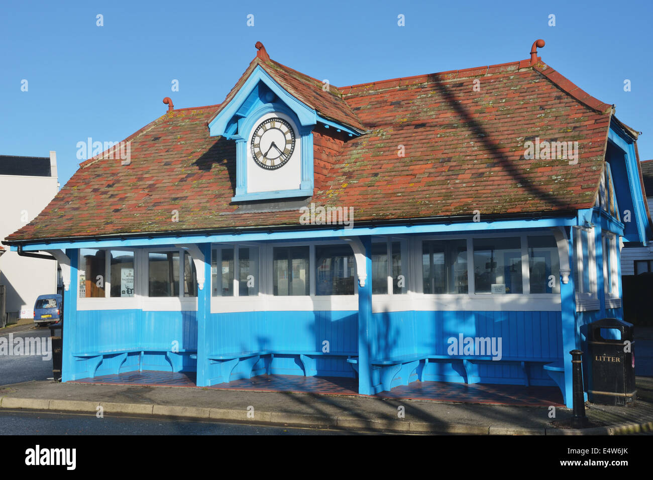 Wooden bus shelter bus stop hi-res stock photography and images - Alamy