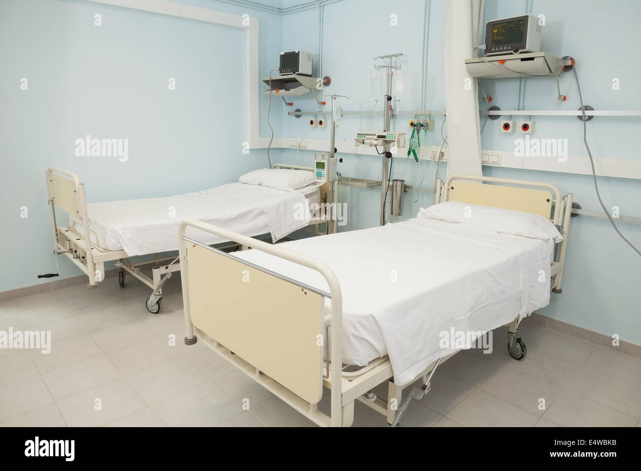 коридор больницы. госпиталь гкб заброшенный в мск. больница поселок восточный. реанимационные палатные тумбочки. закрытый стационар.