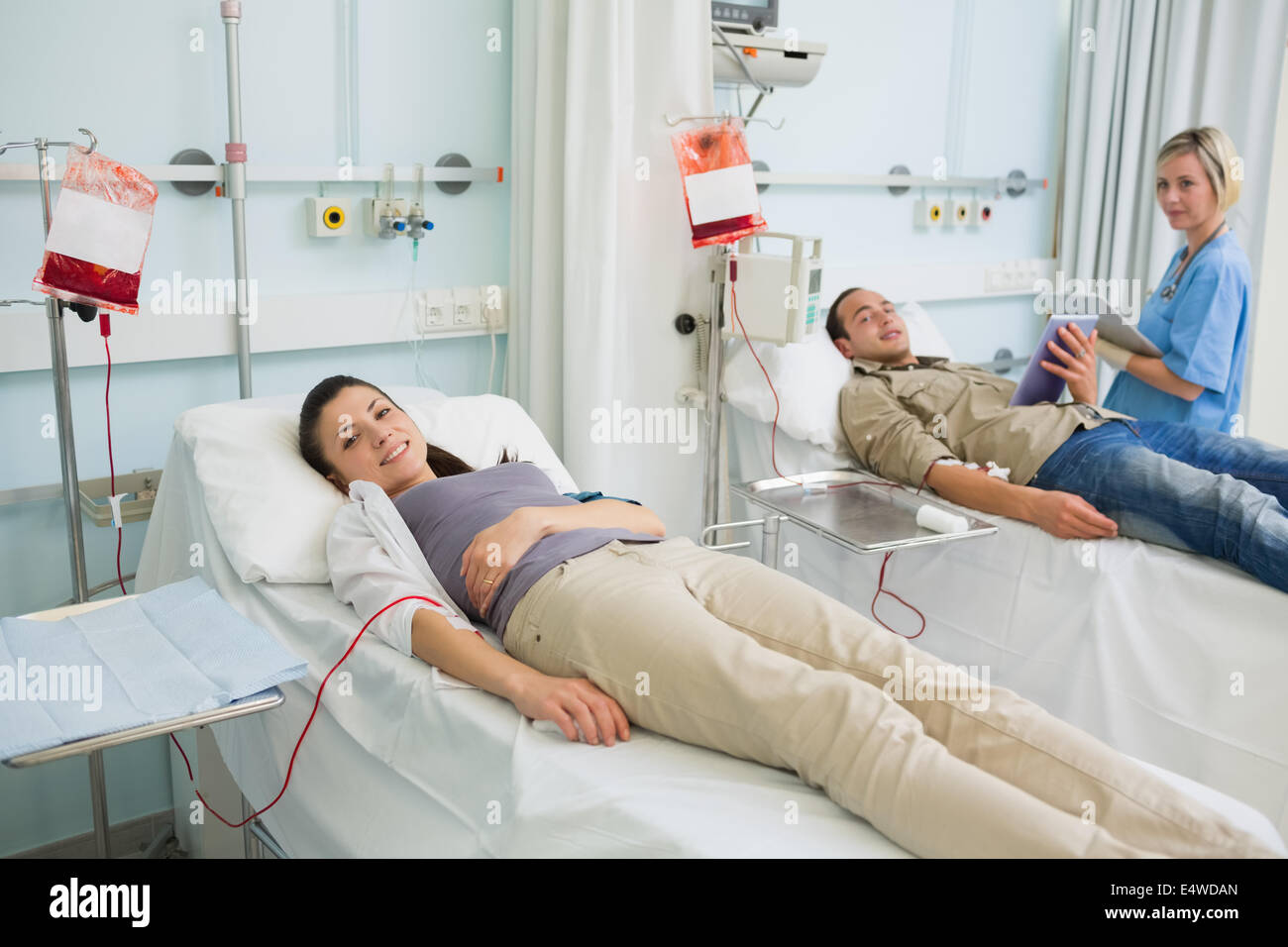 Узнать в какой больнице человек в москве. Пациент на кушетке в больнице. Пациент лежит на кушетке. Лежачие больные в терапии. Кушетка в больнице.