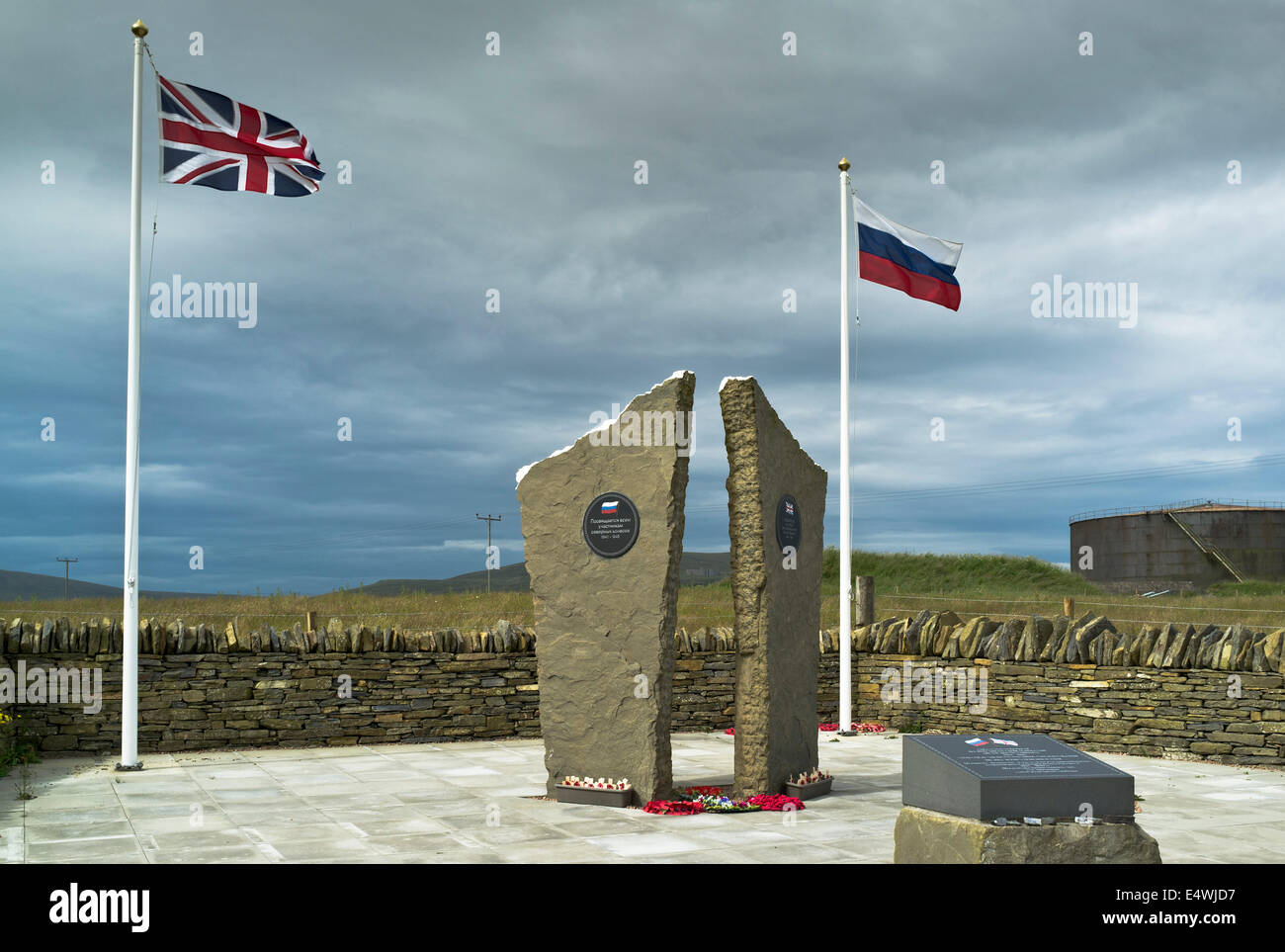 dh Arctic convoy Monument HOY LYNESS ORKNEY SCOTLAND World war ii 2 memorial russian flag and union jack flag ww2 Stock Photo