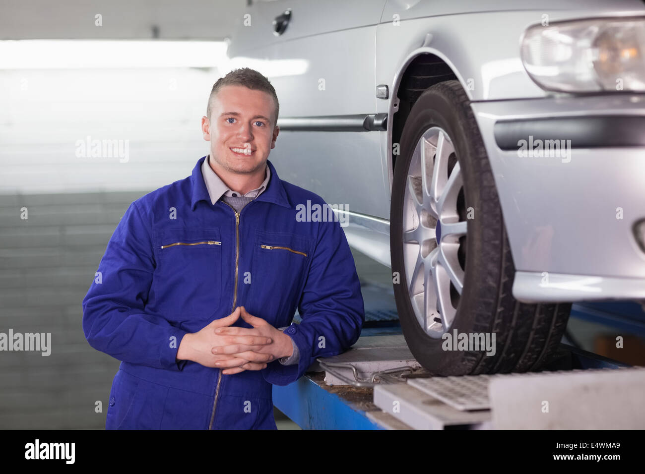 Front view of a mechanic next to a car Stock Photo - Alamy