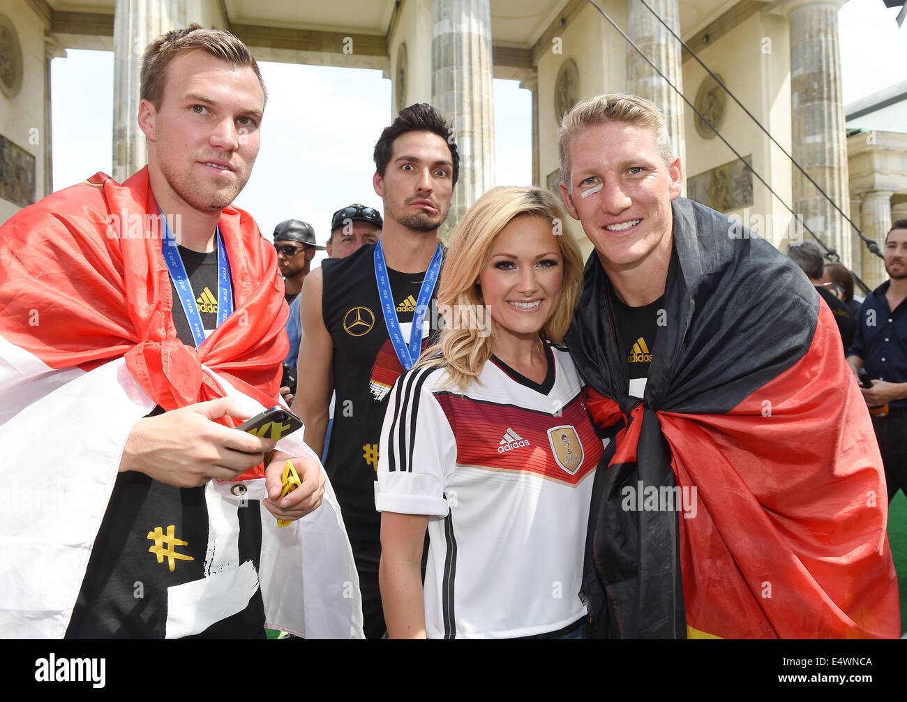 Singer Helene Fischer (2-R) and Germany's Kevin Grosskreutz (L-R), Mats Hummels and Bastian Schweinsteiger during the World Cup party after team German arrived back in German in front of the Brandenburg Gate in Berlin, Germany, 15 July 2014. The German team won the Brazil 2014 FIFA Soccer World Cup final against Argentina by 1-0 on 13 July 2014, winning the world cup title for the fourth time after 1954, 1974 and 1990. Photo: Markus Gilliar/GES/DFB/dpa (ATTENTION: Editorial use only and mandatory credit 'Photo: Markus Gilliar/GES/DFB/dpa') Stock Photo